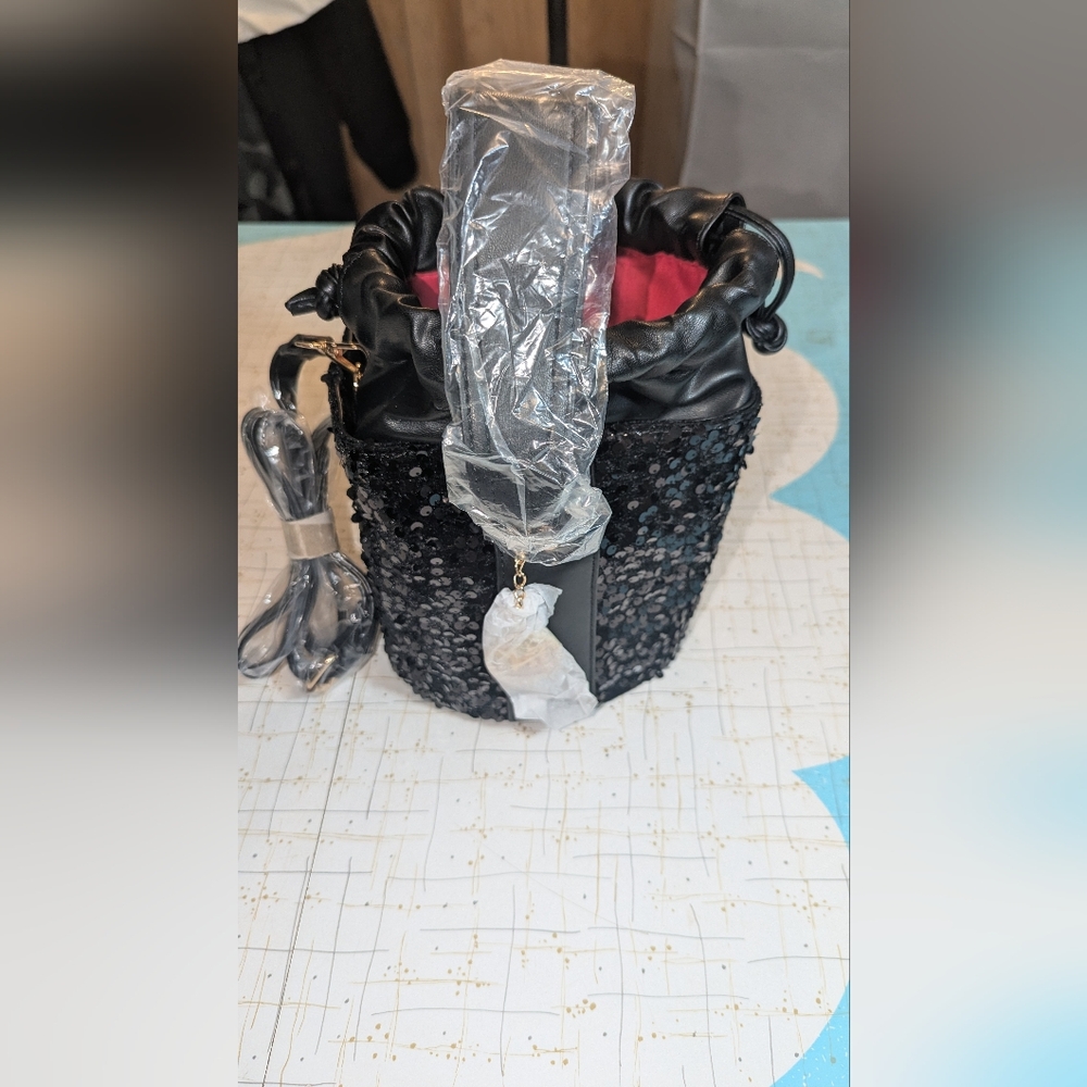 Badgley Mischka sequin bucket bag 7x7 (size not including height of  bucket